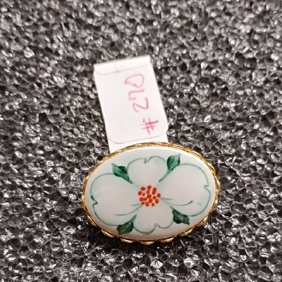 Elegant Gold Tone‎ and Green Floral Brooch - Picture 1 of 3